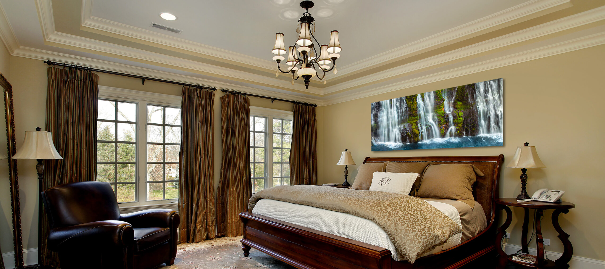 Master,Bedroom,In,Luxury,Home,With,Tray,Ceiling